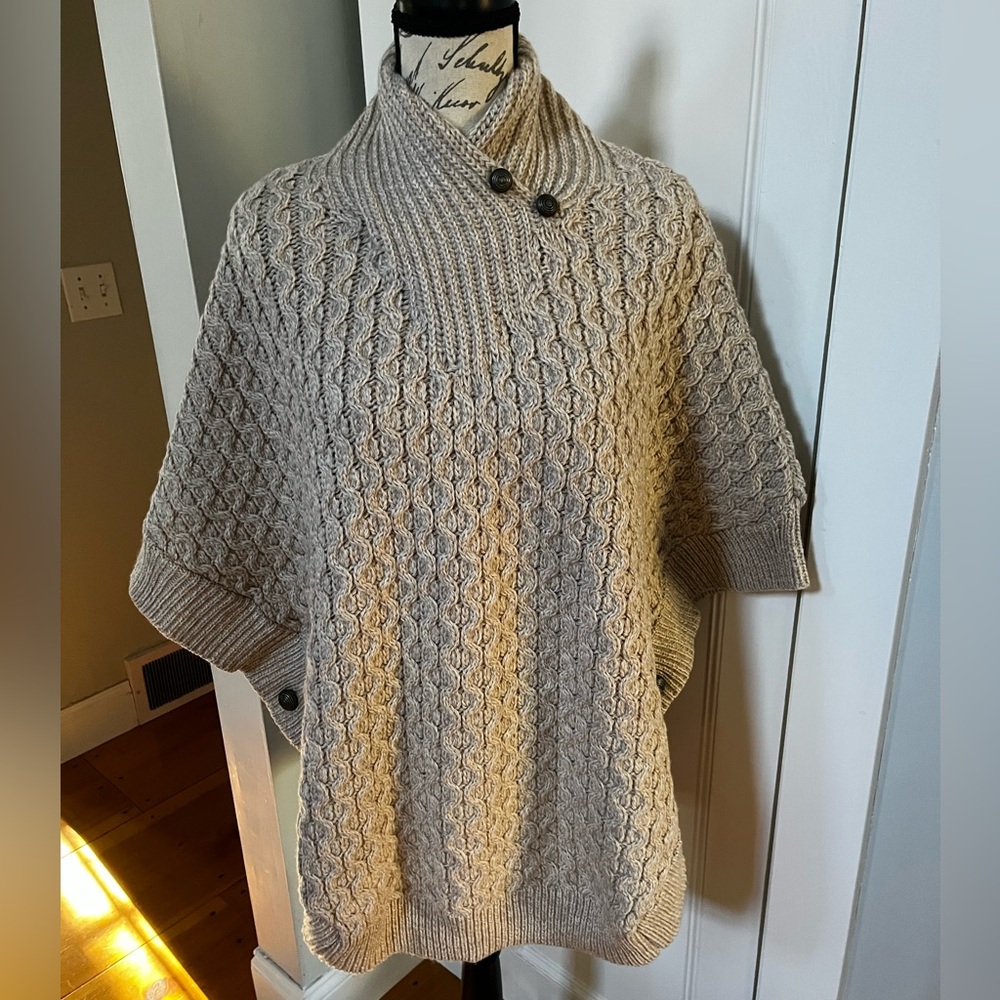 Beautiful Aran Mor 100% Merino Wool Wicker Colored Poncho. Women's Size M/L.